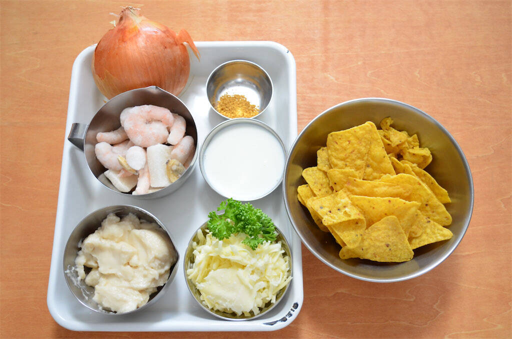 【スナック菓子でグラタン!?】驚きの時短術!ドリトスで「とろ〜り絶品シーフードグラタン」作ってみた!