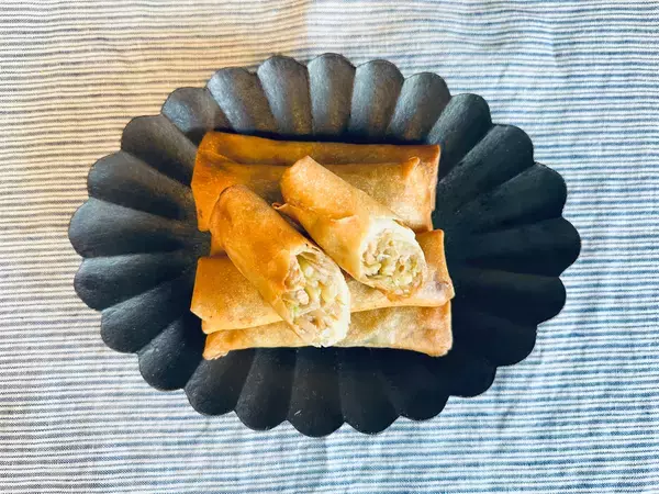 「【もう捨てない】ブロッコリーの茎で!? 節約春巻き作ろう!コリコリ食感♡ 春雨風のもやしもいい仕事【農家直伝】」の画像