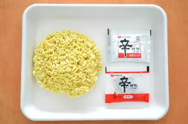 「【びっくりアレンジ】あの「辛ラーメン」を"円盤餃子"にしてみた!ラー油不要のピリ辛が沼♪【企業公式】」の画像