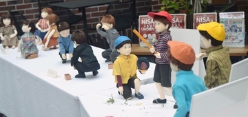 パッチー・石なーぐ・いっとがよう…　沖縄のなつかしい遊び、人形45体で再現　息遣い伝たわる作品展示会