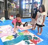 「工事現場にジンベエザメ!子どもの絵、大型遊具の建設の壁に彩る 沖縄・名護市の21世紀の森公園」の画像2