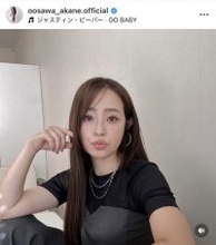 40歳・大沢あかね、“オフショル&へそチラ”コーデ あふれる大人の色気に「お腹に鎖骨にセクシー」「たまらないよ」