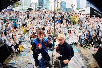 Novelbright、韓国で雨天の路上ライブに2000人　2度目の韓国単独公演発表