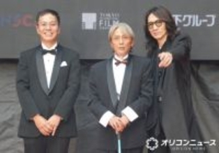 吉井和哉&ERO、「東京国際映画祭」のレッドカーペットに登場――病からの“復活”を追ったドキュメンタリー『みらいのうた』