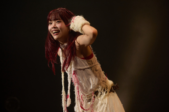 「過去を抱きしめて革命を起こす」──アイナ・ジ・エンド、「プロミスザスター」からの「革命道中」にファン大興奮 熱狂のツアーファイナル