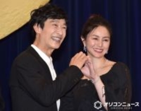 堺雅人、撮影中に井川遥と体操で足が「こんなに上がるようになった!」 仲良くハートマーク披露