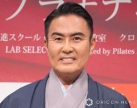 市川右團次、長年使い続ける『エルメス』のブランケットを披露 息子の幼児期に購入「大切な思い出の宝物ですね」「素敵です!」