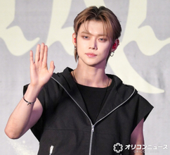 TOMORROW X TOGETHER・YEONJUN、バキバキの腹筋披露 自身の“肉体美バッグ”を持って街を歩く姿も「クレイジー」「美しすぎる」