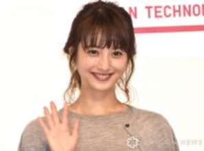 37歳・佐々木希、16年前の制服姿で“ギャル仮装”「奇跡のかわいさ」「現役過ぎて」「ギャルな希ちゃん、最高」
