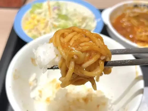 「松屋がパスタ定食始めた!? 44店舗限定「うまトマバジルチキン」実食」の画像