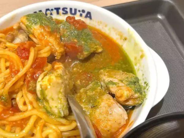 「松屋がパスタ定食始めた!? 44店舗限定「うまトマバジルチキン」実食」の画像