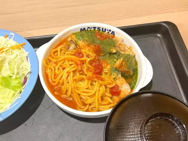「松屋がパスタ定食始めた!? 44店舗限定「うまトマバジルチキン」実食」の画像