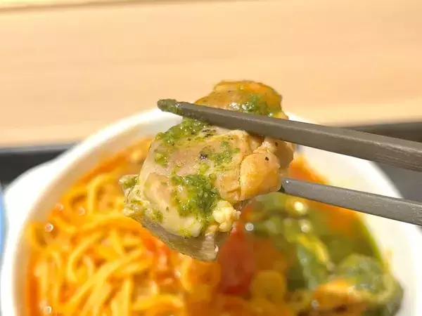 「松屋がパスタ定食始めた!? 44店舗限定「うまトマバジルチキン」実食」の画像