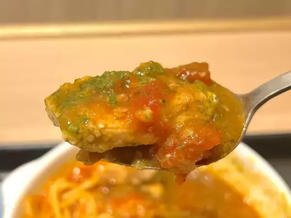 「松屋がパスタ定食始めた!? 44店舗限定「うまトマバジルチキン」実食」の画像