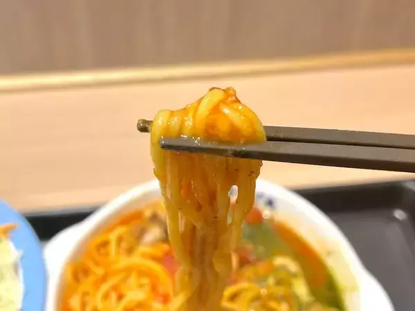 「松屋がパスタ定食始めた!? 44店舗限定「うまトマバジルチキン」実食」の画像