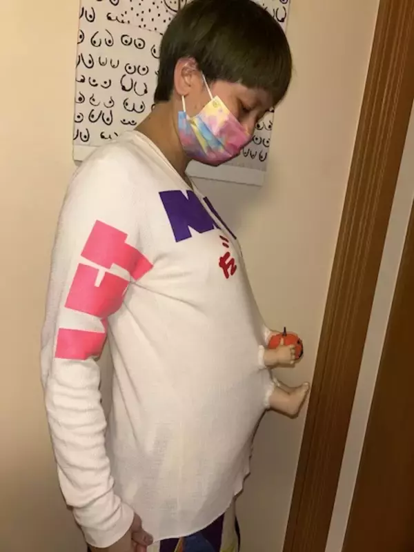 「「だして」妊婦にしかできない衝撃のハロウィン仮装に11万いいね「こわいこわい」」の画像