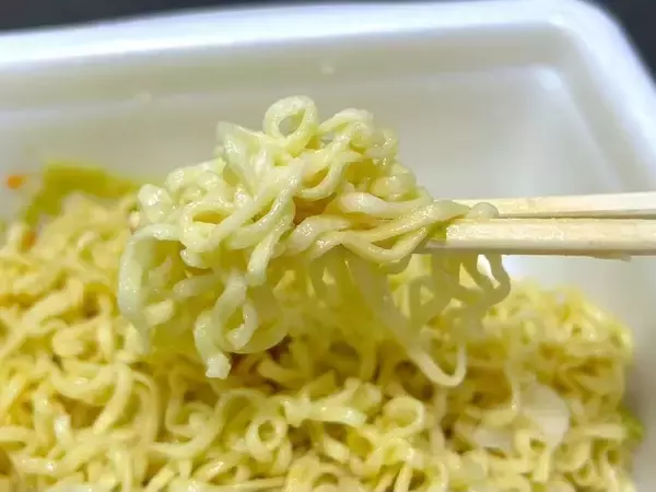 「焼そば×シチュー!?「一平ちゃん」の変わり種「クリームシチュー味」が思ってたより美味しかった……けど!」の画像