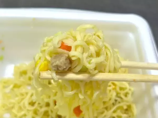 「焼そば×シチュー!?「一平ちゃん」の変わり種「クリームシチュー味」が思ってたより美味しかった……けど!」の画像