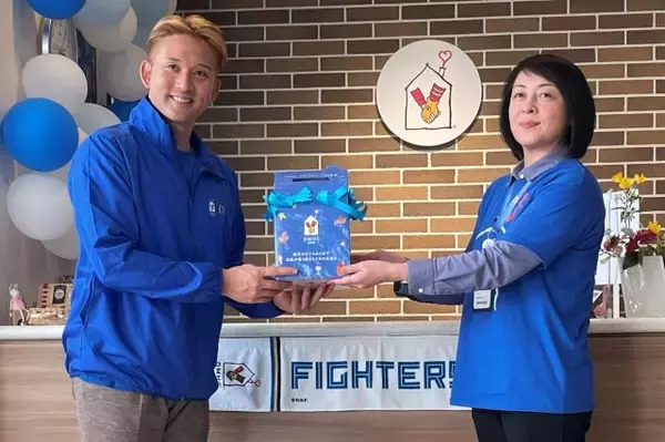 「プロ野球・元日ハムの杉谷拳士さん 「青いマックの日」に札幌市内のマクドナルドで募金活動」の画像