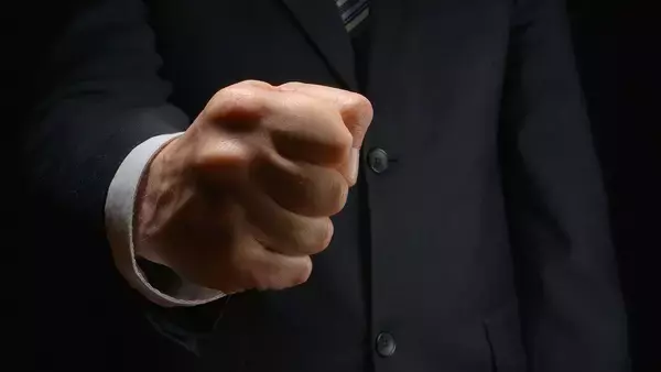 「警察を呼びますよ」は逆効果…「慰謝料払え」「土下座しろ」と怒鳴るモンスター客を撃退する"スマートな返し"