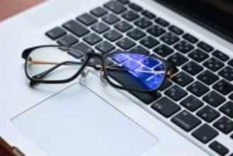 「ブルーライトカットで眼精疲労軽減」は全くのウソ…多くの人が勘違いしている目の"常識"を眼科医が解説