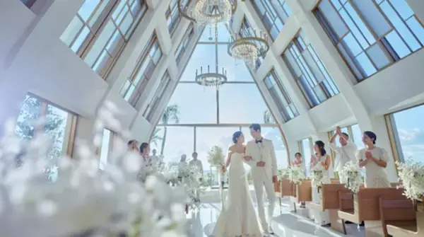 沖縄 結婚式の平均参加人数は14.5人。平均費用は189万円とコロナ禍前より5万円増加。ゲストへのおもてなしを重視する傾向に。