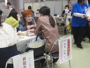 “浦安の母”など本格占い師集合、楽しんごのオペラも！ 日本最大級の“癒し”イベント『癒しフェア』開催
