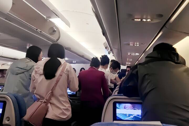 旅客機が着陸に2度失敗、乗客から悲鳴、何人かは嘔吐も―中国メディア