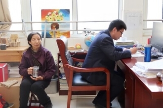 認知症の母を連れて出勤する教師、許可した校長にも称賛の嵐―中国メディア