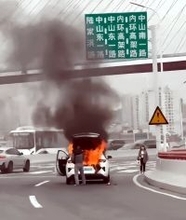 EVが炎上、「7分で骨組みだけ」火の勢いに驚きの声―上海市