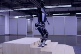 中国の人型ロボット「天工」、時速6キロのランニングを実現
