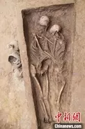 北魏時代の「抱き合う男女の遺骨」―中国