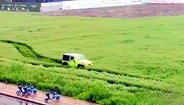 麦畑をオフロード車が爆走、運転手「麦とは知らなかった」―中国メディア