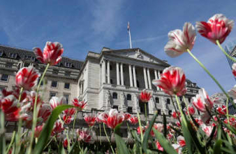 英中銀が金利据え置き、総裁「正しい方向」　6月利下げ否定せず