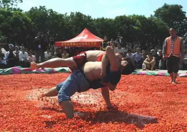 トマトの池で「はっけよい！」―広西チワン・祭りの相撲