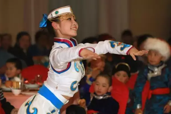 シルクロードのモンゴル人、伝統の「マイダル祭り」を祝う…新疆
