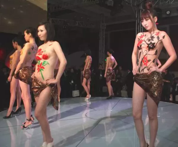 裸にボディー・ペインティングの女性ずらり、上海の“謝肉祭”