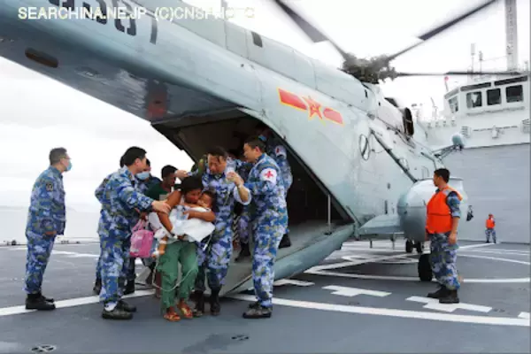 中国病院船「和平方舟」、台風被害のフィリピンで活動