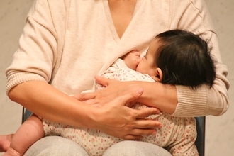 公共の場での授乳はなぜ批判される 「全日本おっぱいサミット〜」の議論
