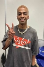 草間リチャード敬太、逮捕騒動のなか迎えた出演映画が“公開延期”、「感謝します」ファンが見せた“意外な歓喜”の理由とは