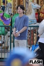 坂口健太郎、短髪&口ひげ“激変”にファンが思わず違和感…尾を引く永野芽衣との“二股交際”報道イメージ