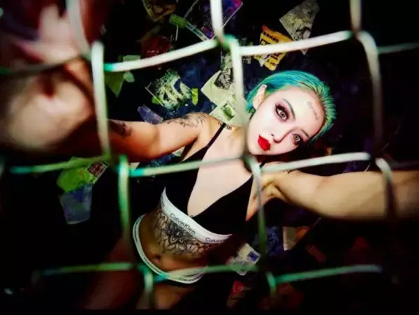 「全身刺青の31歳女性が“200万円の借金”を背負うハメになった理不尽な出来事「警察に相談したのに…」」の画像