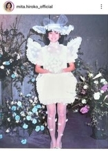 三田寛子、桂由美さんの斬新なミニドレス姿を披露　８５年にショー出演「自由に動いてと…」