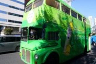 緑茶ブランド「綾鷹」、都内でVTuber「儒烏風亭らでん」さん案内のバスツアー実施、体験施策で継続伸長を後押し/コカ・コーラシステム