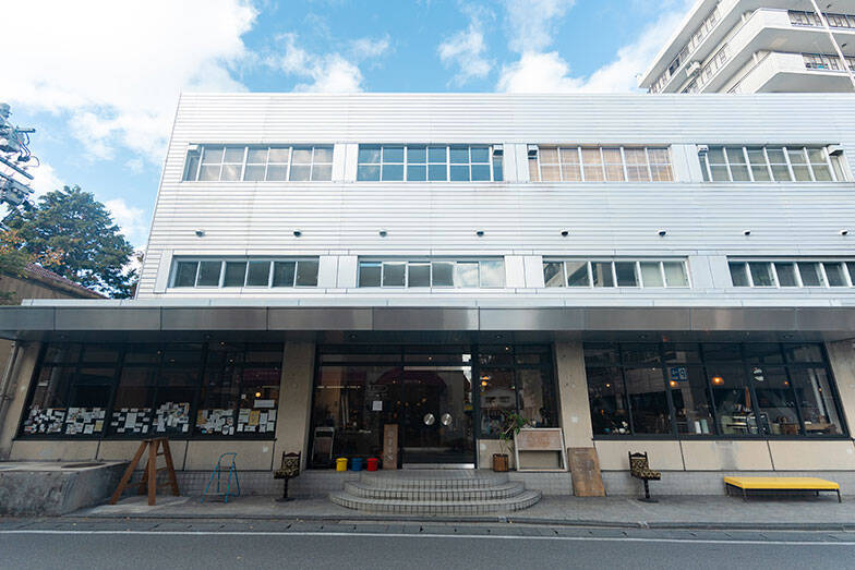 空き家がレトロおしゃれな150店舗に大変身! 長野・善光寺周辺にカフェや雑貨店、古着屋など、マッチングでにぎわい生む地元不動産会社の手腕