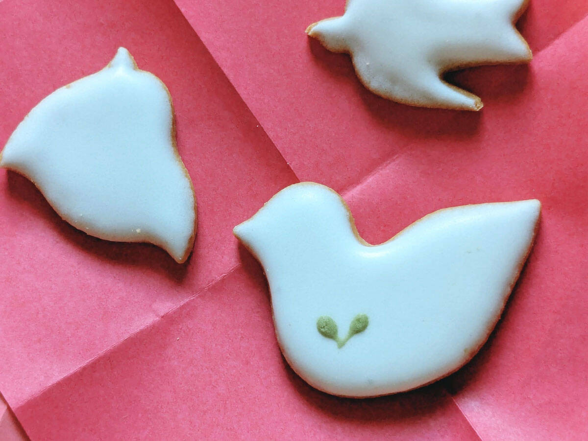 【人気の贈り物】鳥たちが舞う幸せクッキー缶。『菓子工房ルスルス』の「鳥のかたちクッキー」