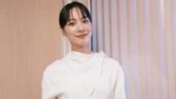 【 のん 】映画初日舞台挨拶での純白ドレスのオフショット公開「観ると生きるパワーが溢れてきます!」