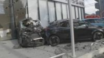 自動車販売店に乗用車突っ込む…展示車8台に衝突 運転の男性(37)ら2人が重傷 群馬・前橋市