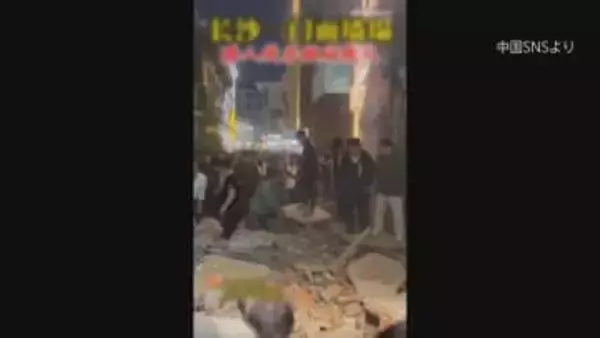 中国・湖南省 ハロウィーンで賑わう観光地で壁崩壊 通行人が下敷きに