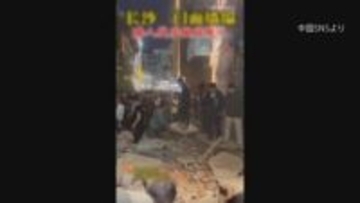 中国・湖南省 ハロウィーンで賑わう観光地で壁崩壊 通行人が下敷きに